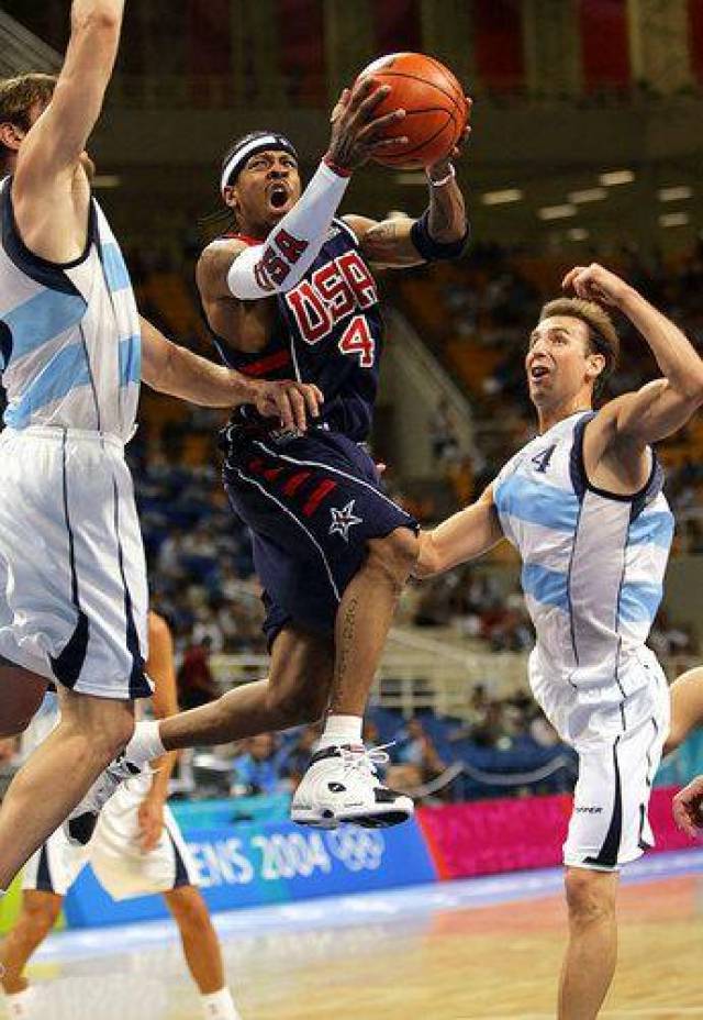 堵更衣室门口骂裁判，比利亚雷亚尔CEO小罗伊格被停赛半个月（围堵更衣室口怒斥裁判，比利亚雷亚尔CEO小罗伊格遭禁赛半月）